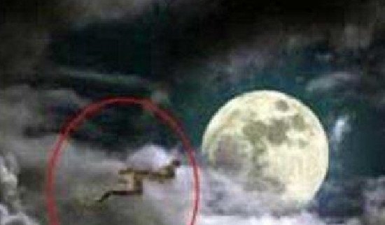 2017天空涌现一条巨龙直奔月亮而去，网高贵出视频图片_假的