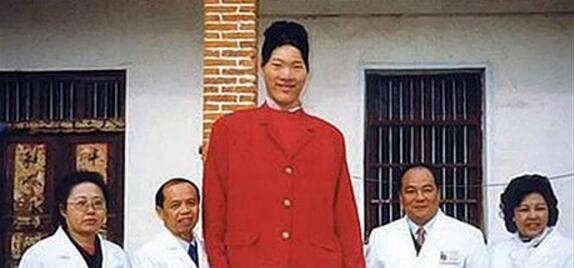 世界上最高的女人，中国姚德芬2.36米_第一女伟人