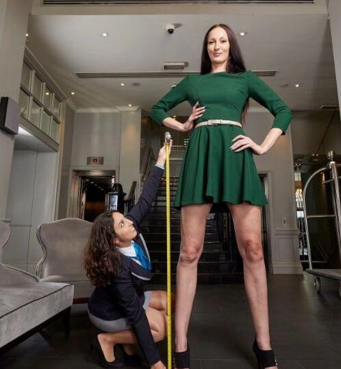 世界最长腿姑娘排名，俄罗斯利辛娜第一长腿(腿长1.32米)