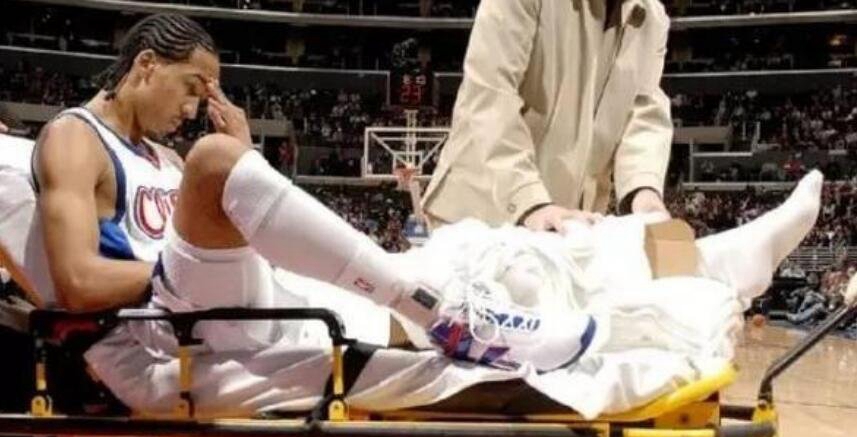 利文斯顿断腿视频全历程，左腿弯折成90度_NBA史上最恐惧事变