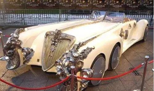 号称世界最贵的黄金跑车28.5亿元，本来便是一台讲具车