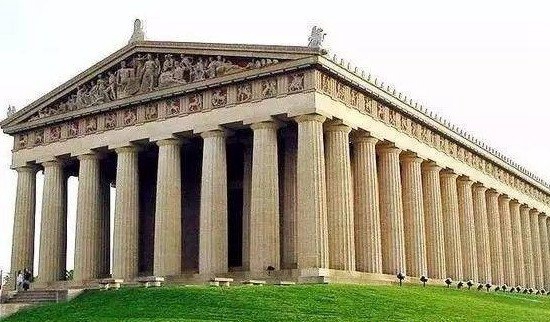 多立克柱式作风的帕特农神庙是希腊修筑文明标记，供奉着雅典娜