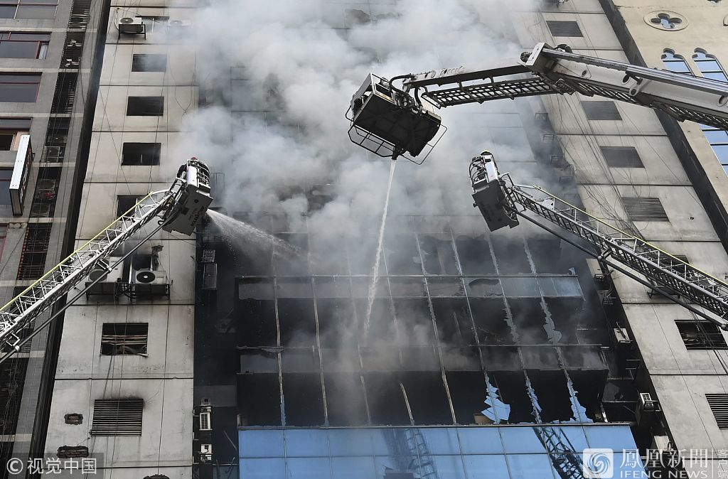 孟加拉大众围瞅跳楼遁生 孟加拉国大楼火警现场图片