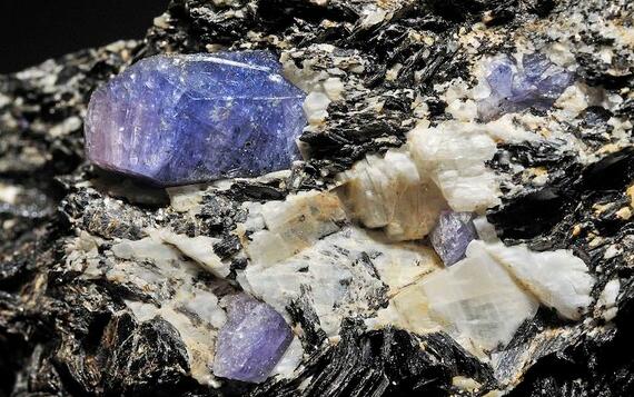 比钻石还要贵！以色列掘到蓝色“迦密石”（carmeltazite）