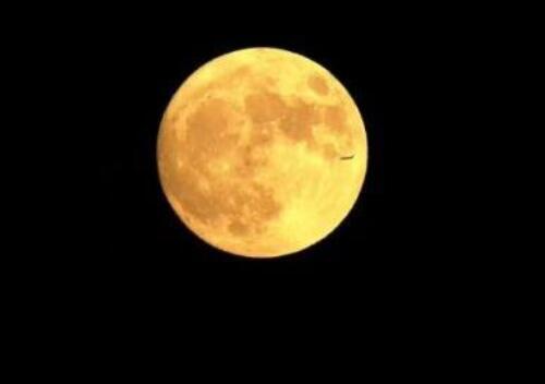 中秋夜飞机从月亮前滑过 86倍长焦镜头拍下神秘刹时（视频）