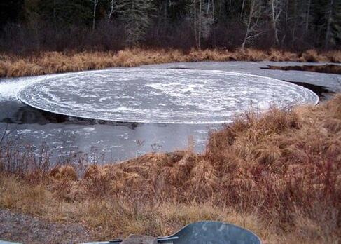 俄罗斯贝加我湖湖面上不日涌现神奇圆形冰盘之谜