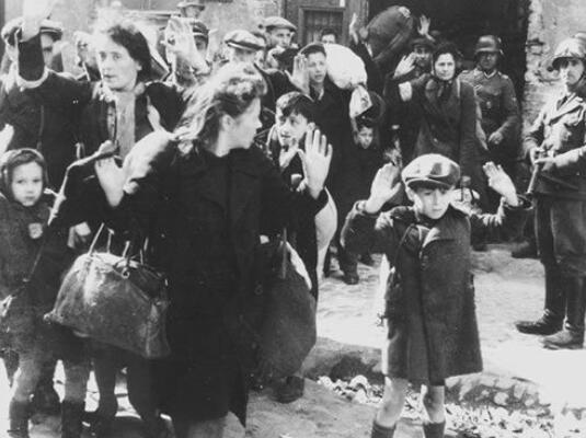 两战功夫希特勒对于犹太人大搏斗，百万犹太人被闭进集结营、毒气室
