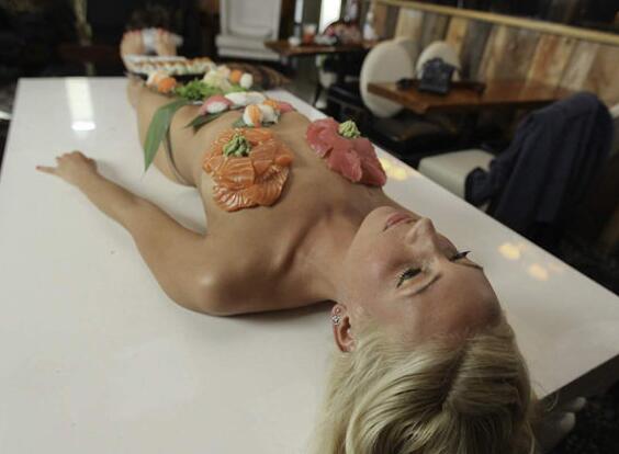 美国餐厅推出人体寿司，玉人全裸当餐盘