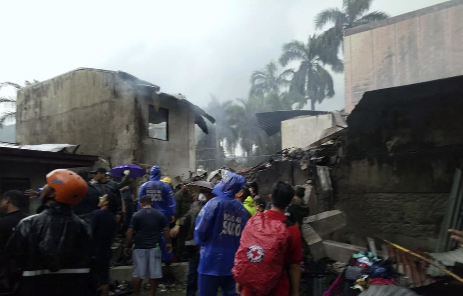 菲律宾一小型飞机坠降 机上9人全体牺牲