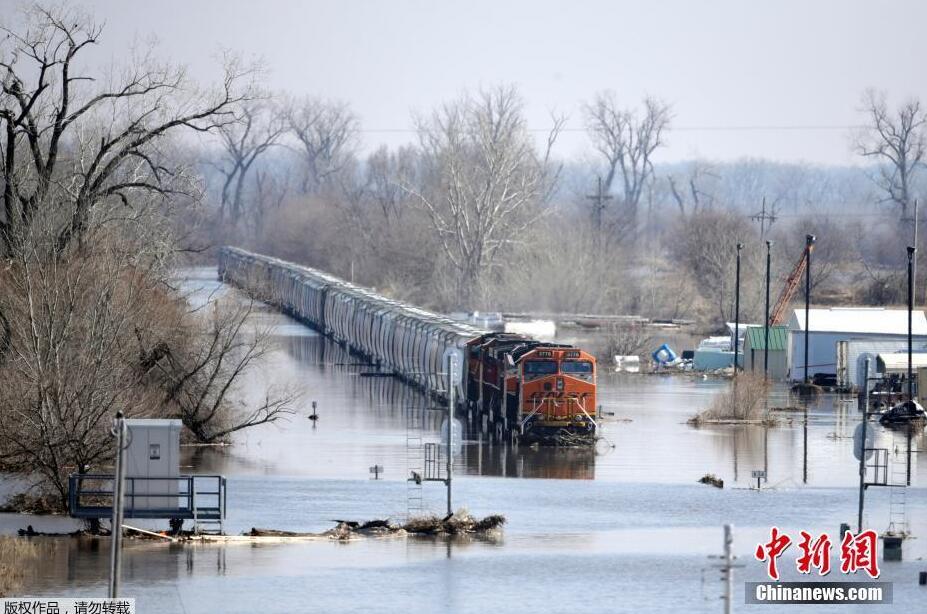 美国火车被水淹了（图）