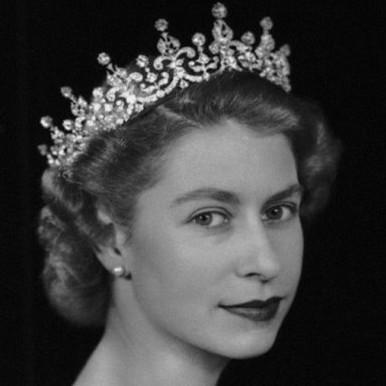 伊丽莎白二世女王佩带该皇冠