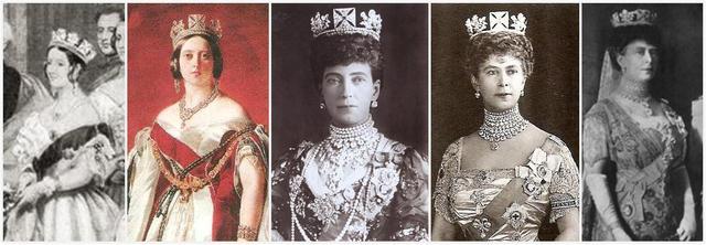 图中左二为佩带乔治四世王冠的维多利亚女王，右二为玛丽王后，中为亚历山德拉王后