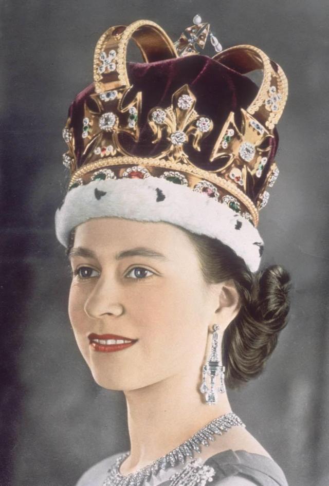 1953年，女王加冕时佩带圣爱德华王冠