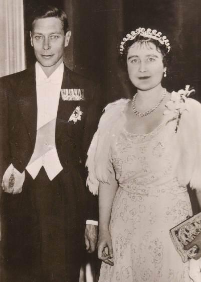 乔治六世与伊丽莎白王后，后者佩带1936年卡地亚光环王冠