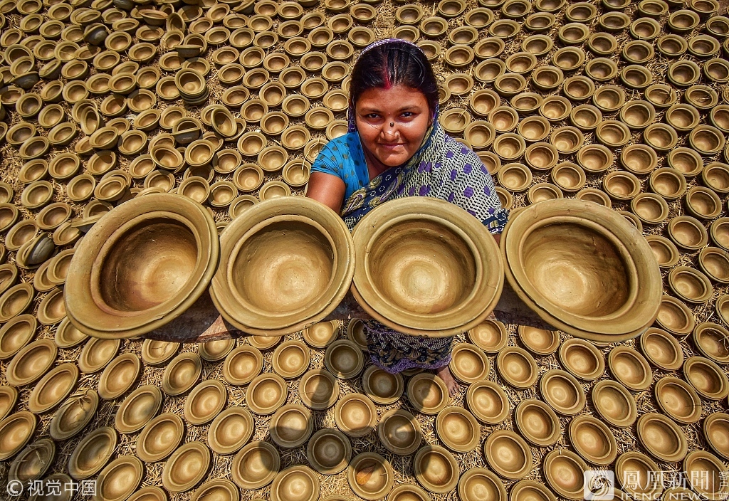 孟加拉:一家人一周干2000只陶罐（图）
