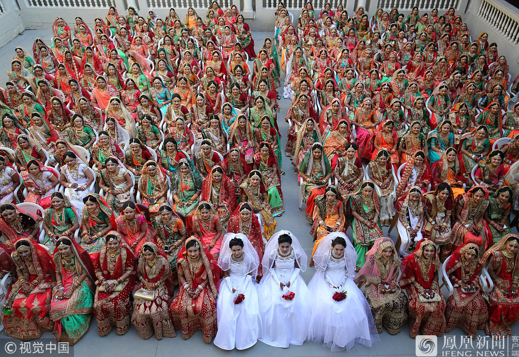 印度人民搞爹马赫什-萨瓦尼（Mahesh Savani）为261位女孩办婚礼