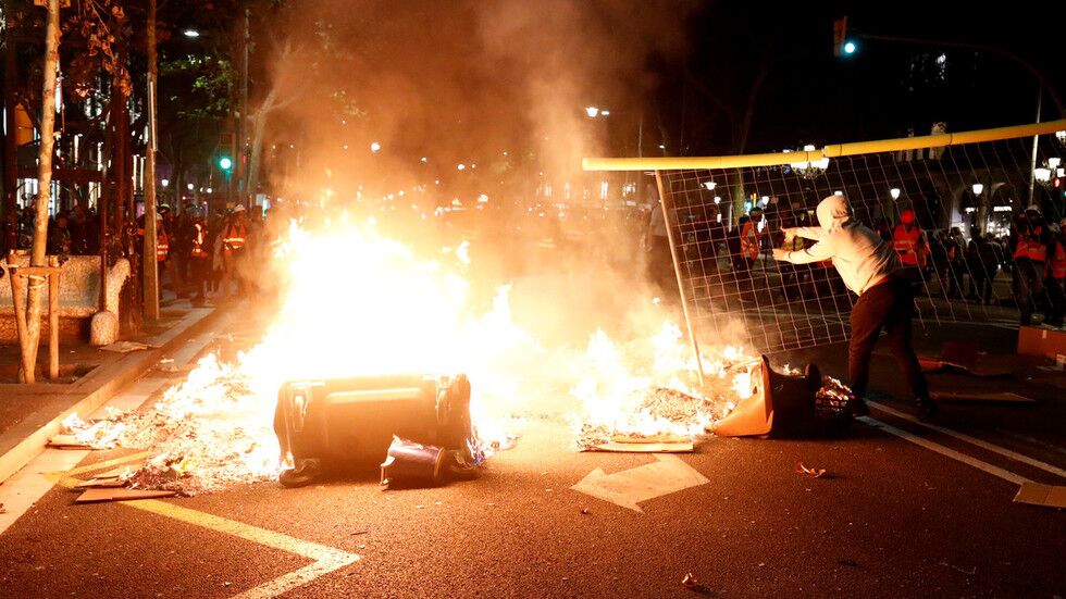 西班牙巴塞罗那又爆发动乱 万人涌上陌头与防暴警察对于峙