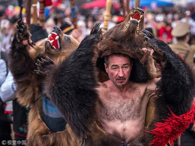 罗马尼亚Comanesti大众穿熊皮游行典礼 旨在驱逐恶灵（图片）