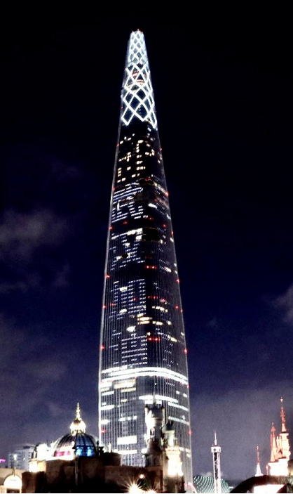 韩国最高摩天大楼乐观世界塔为中国点亮，挨出“武汉加油”字幕