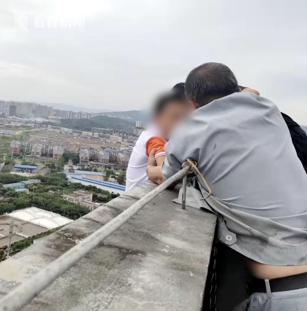 11岁男孩在30层楼顶失脚坠下 结论出乎一切人预见（视频）