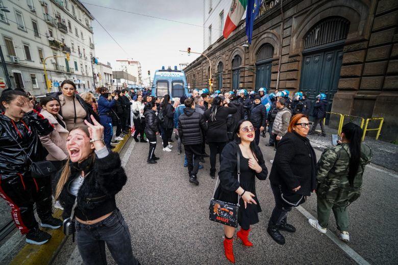 ▲本地时候3月8日，意大利那不勒斯波吉奥利监牢外，犯人支属们会合破坏。图据EPA
