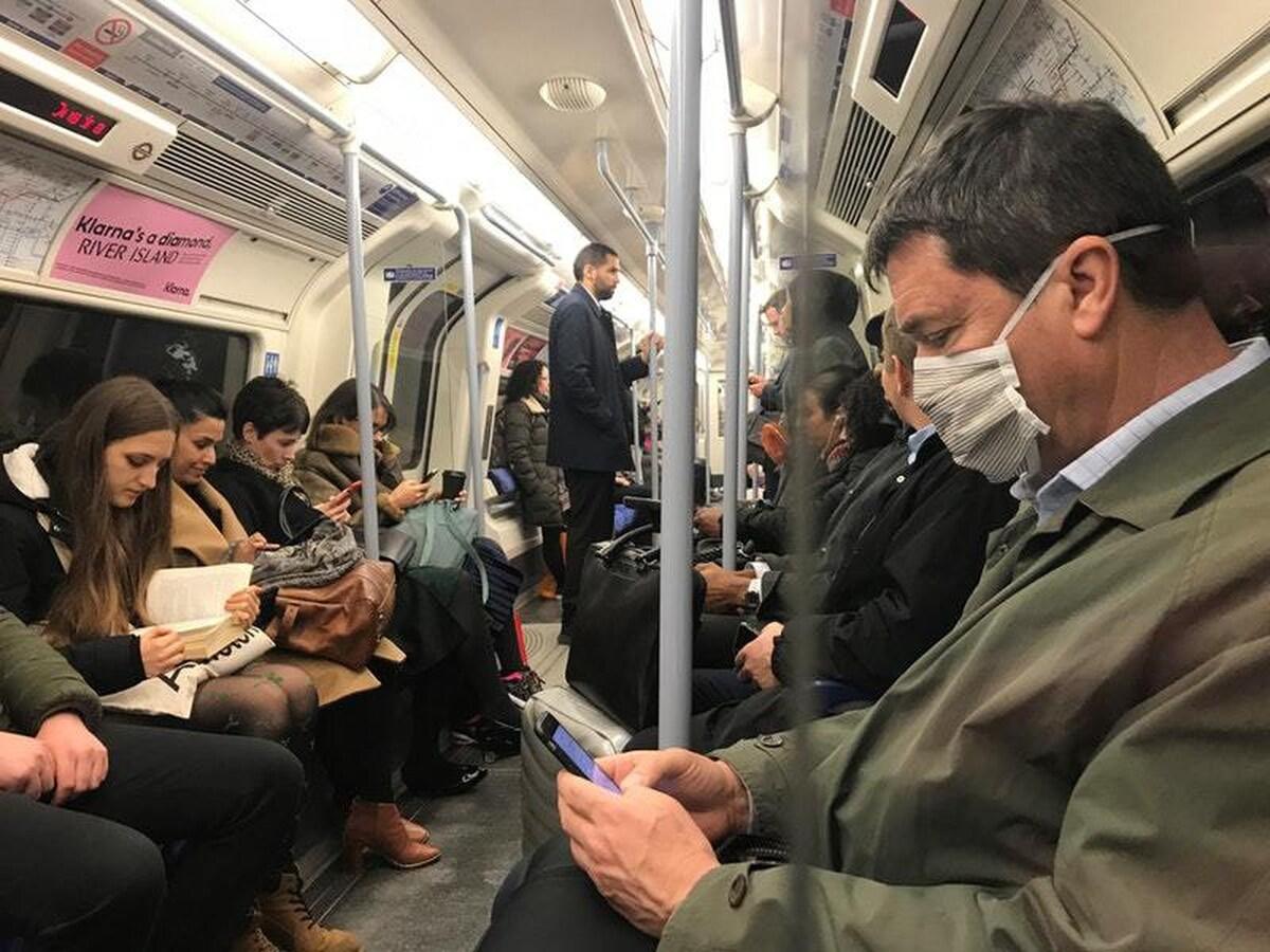▲本地时候3月4日，伦敦地铁“银禧线”上，仅有少许趁客佩带口罩。图据路透社