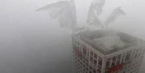 北京雾霾巨型没有明生物疑似中国龙 日原没有明生物攀登大楼