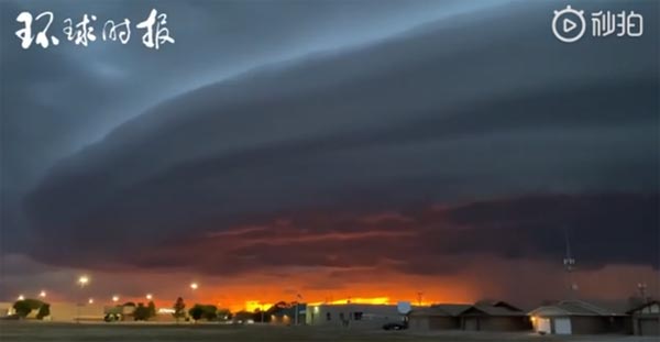 美国涌现巨型圆盘状陆架云 在新墨西哥州克洛维斯拍摄的