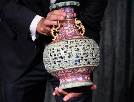 欧洲老妇闲置中国花瓶拍得6300万 竟是盘古乾隆时代的花瓶