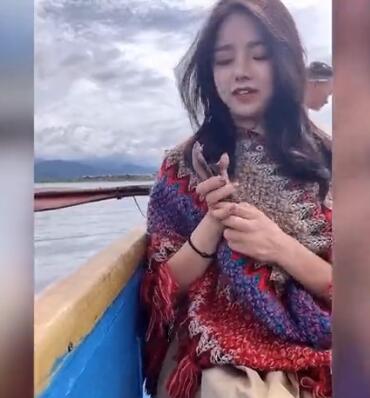美女泸沽湖游玩将手机放水中拍视频 拿出一看画面让人惊叹