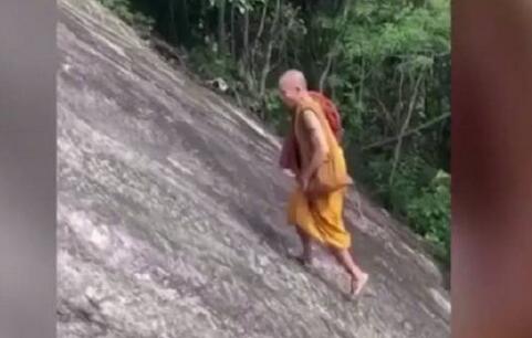 不日，老挝，一乘客前去神庙瞅赏，有一段路途必需经过绳子攀登上去，当他半途安息时，创造一个年