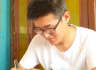 77月30日，乌龙江一位学霸高考考了691分，最后被清华当选，为了没有给父母添承担，他到工地挨工，