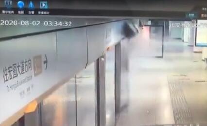 武汉地铁一排站台门连接爆裂现场骇人 官方表露背地缘故