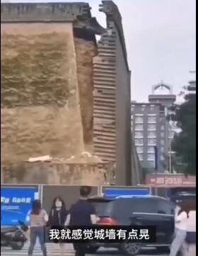 8月8日，西安明秦王府一处超600年履历的城墙寂然坍塌，直接砸向了路过公接车，惊险刹时被拍下。