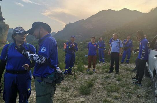 北京七旬老翁登山失联已24小时 救济职员仍在山中搜寻