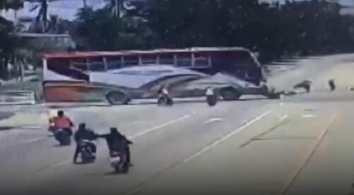 3名摩托车手穿过二车之间后全体身亡 监控拍下恐惧一幕