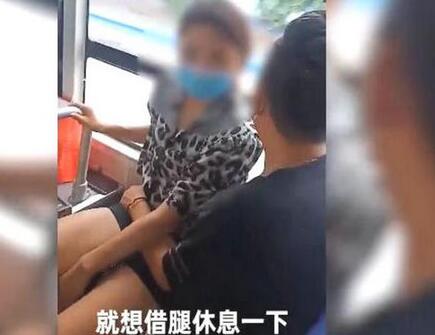 8月17日，河南一辆公接车上，别名妙龄女子衣着超短裙坐在男友大腿上，现场辣眼，随即她的实在身