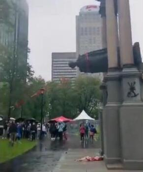 加拿大总理雕像被颠覆“斩首”