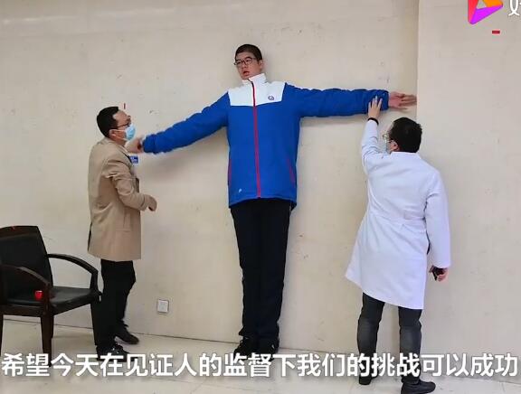 挑拨吉尼斯胜利！四川男孩高221.03厘米 成世界最高青少年