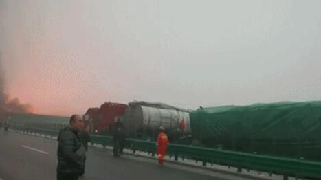 陕西高速40余辆车相撞10余车生气（图）