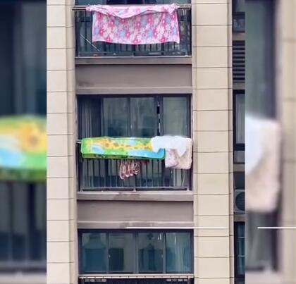 不日，安徽一女子创造对于面街坊在阳台晒被子，纵然是下雨天也没有收，镜头拉近一瞅创造奥妙。