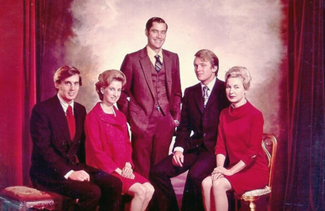  ▲特朗遍及其伯仲姐妹：（从左至右）罗伯特、伊丽莎白、小弗雷德、唐纳德及玛丽安娜。/ BBC网站截图