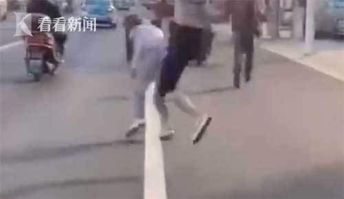 8月16日，内蒙古赤峰，3名醉酒夫君当街飞踹殴挨年少女司机后遁窜，随即爆发一幕让人太解气。