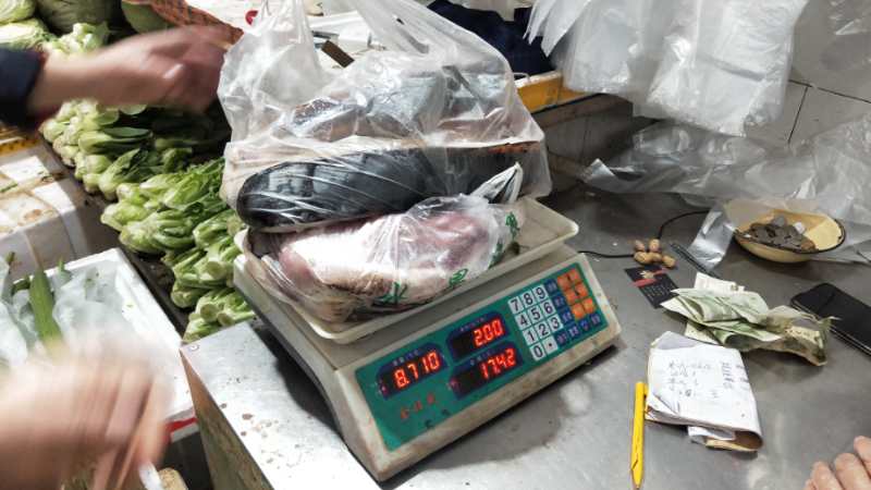 9月17日，沉庆一位大爷购440元猪肉回家创造少了7二，民警借来三台秤断案，究竟却让人没料到。