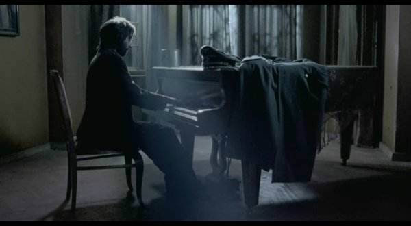 居然和《钢琴师》普遍的场景，荒漠与悲惨！