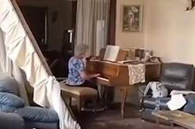 黎巴嫩奶奶在破坏房间中弹钢琴 佳似影戏场景