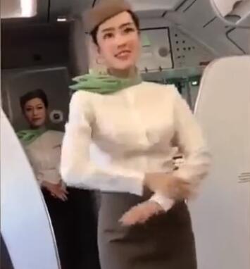 越南空姐Lan Phuong Bui飞机上跳舞的视频走红搜集