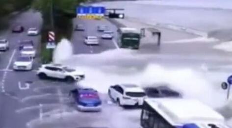 9月20日，浙江钱塘江忽然涨潮，猛烈的潮流刹时涌上途径，行驶中的十几辆私家车被冲走数米，事发