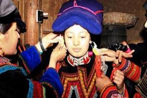 沙拉洛是什么样的典礼：彝族女郎的成人礼典礼（15-17岁）