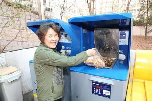 倒废物也要付费了 韩国为缩小食物挥霍推出付费倒废物